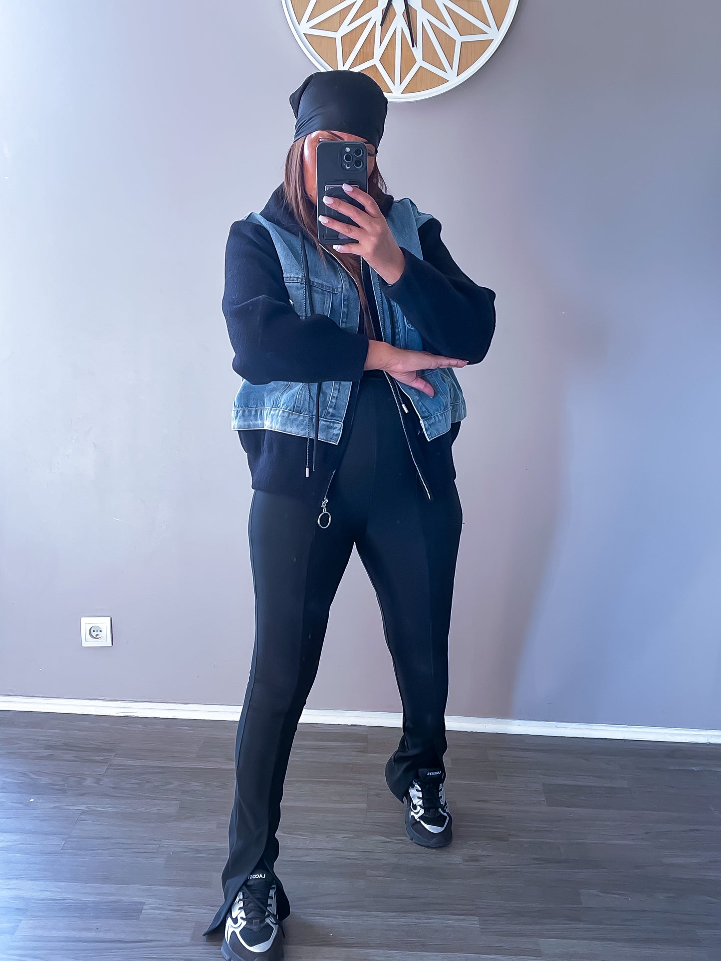 Gilet noir et jean à capuche