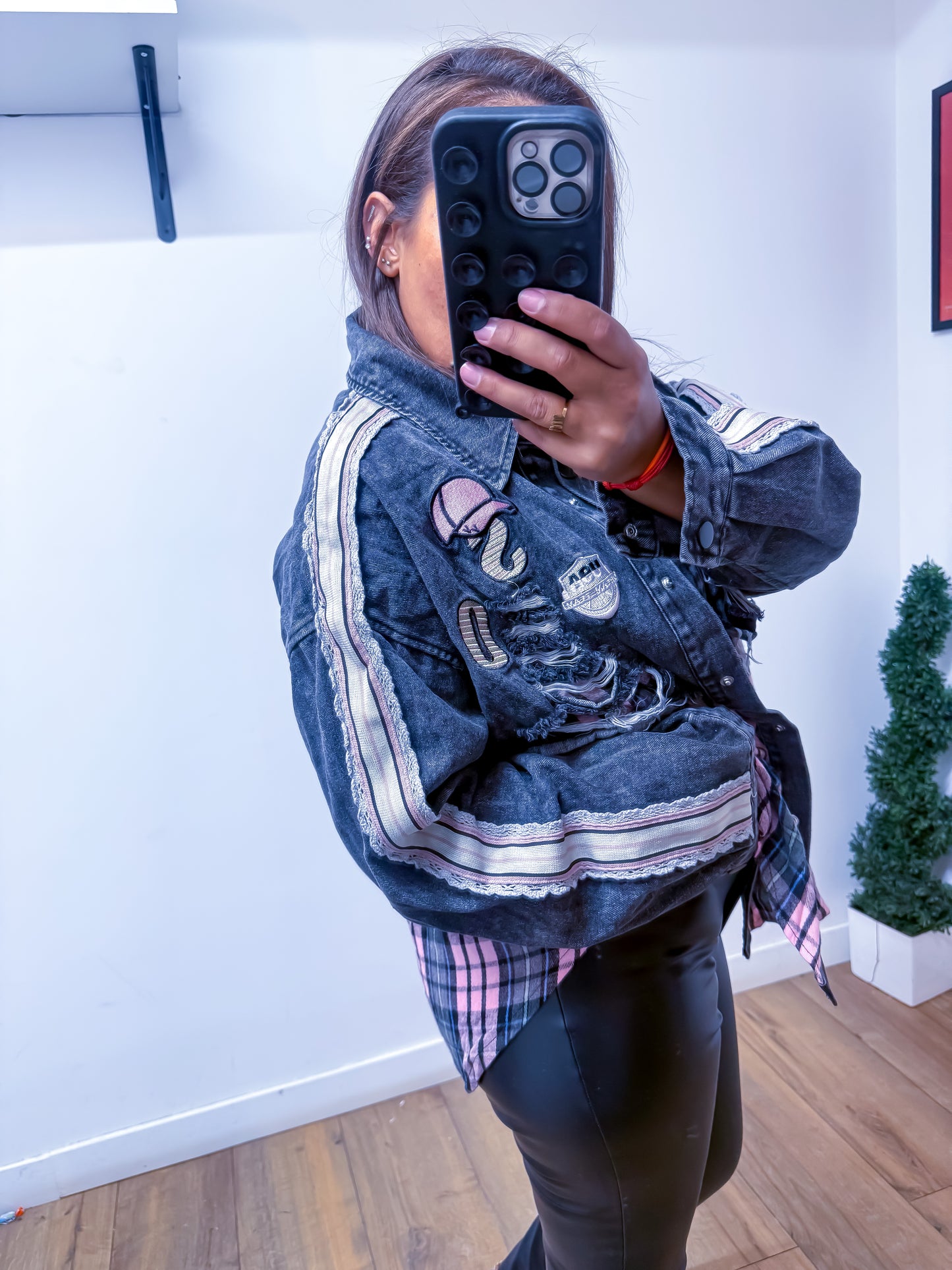 Exclusivité Mûzâ - Veste en Jean gris avec Badges et Détails Rose