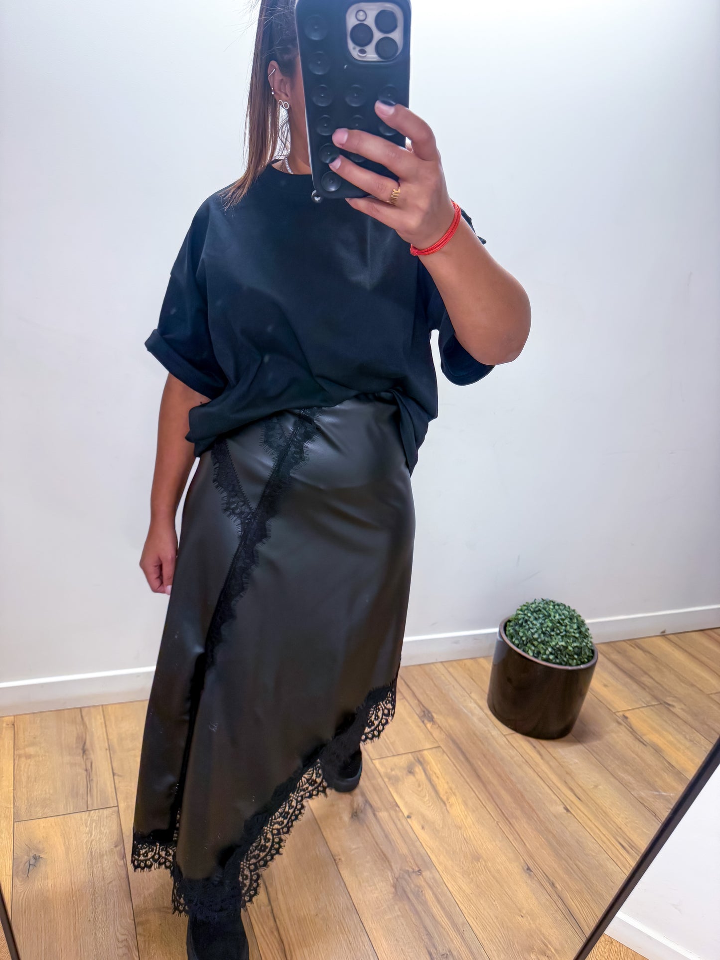 Jupe simili black dentelle asymétrique