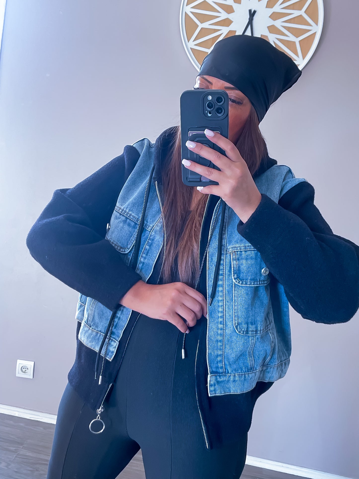 Gilet noir et jean à capuche