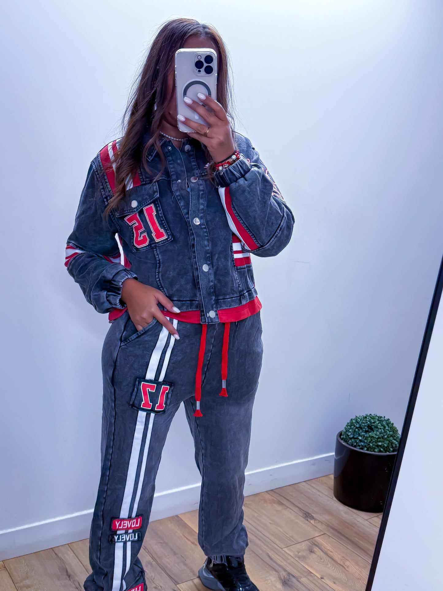 Ensemble en jean sportswear avec bandes rouges et blanches-exclusivité Mûzâ