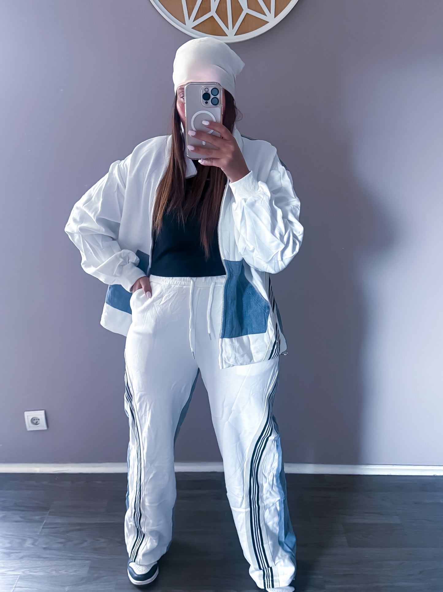 Ensemble Dounia White