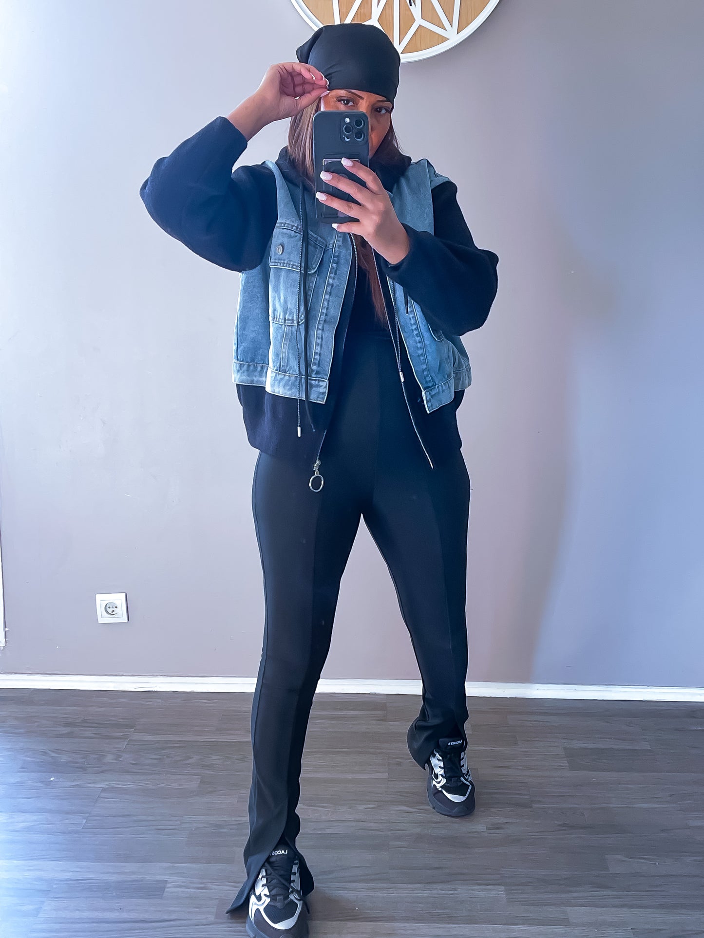 Gilet noir et jean à capuche