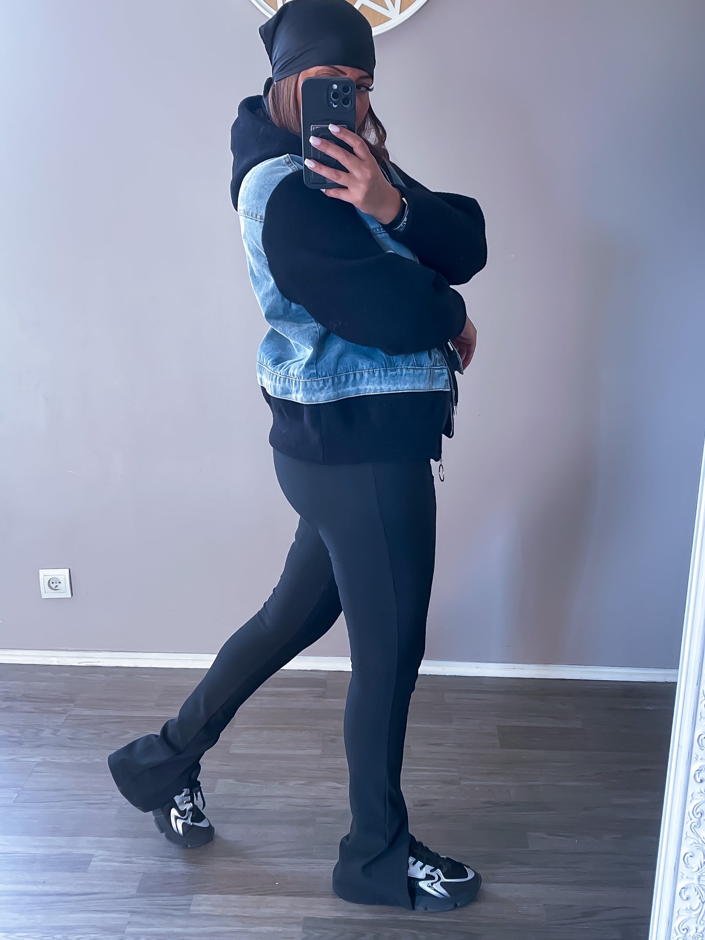Gilet noir et jean à capuche