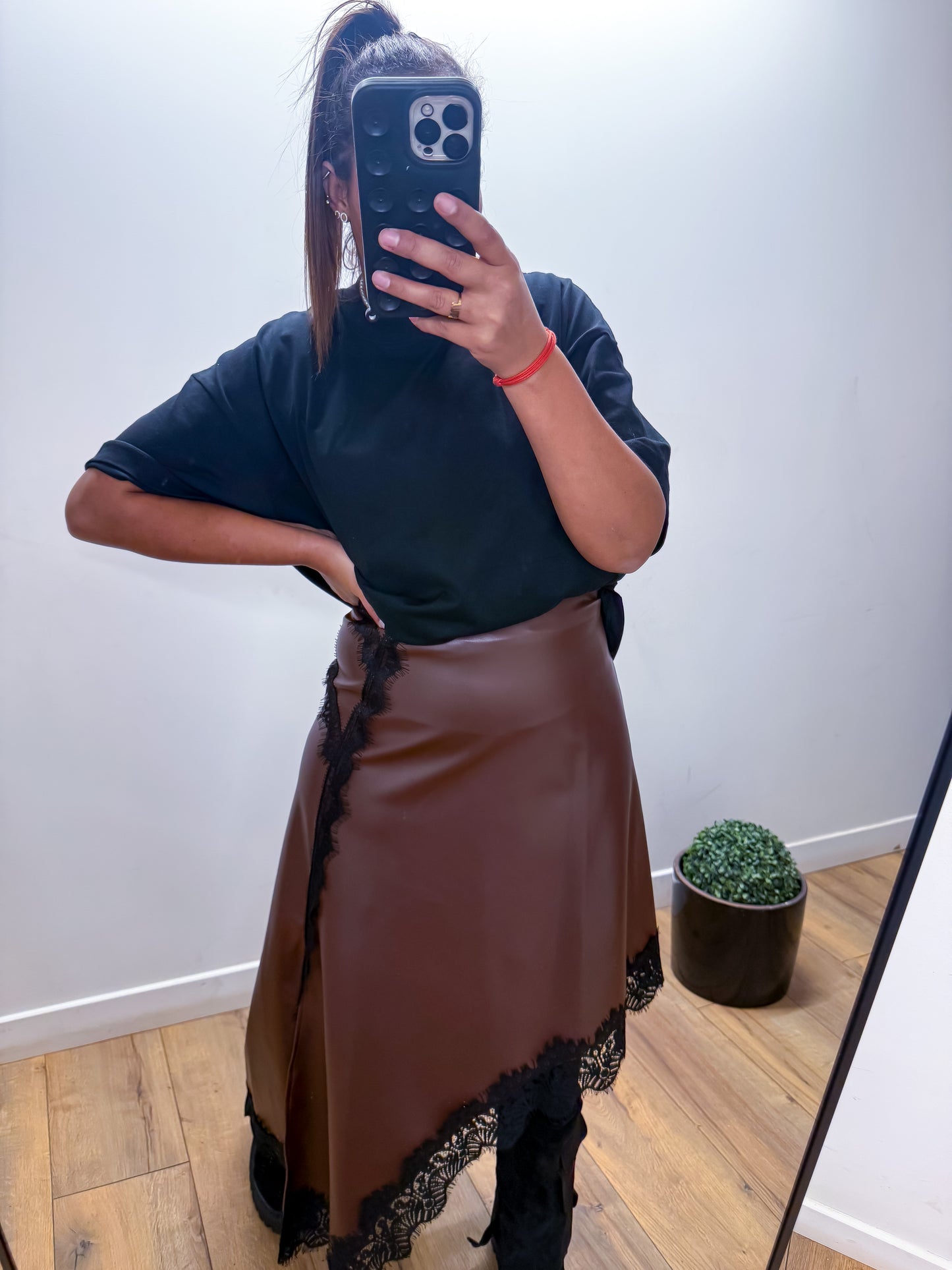 Jupe simili brown dentelle asymétrique