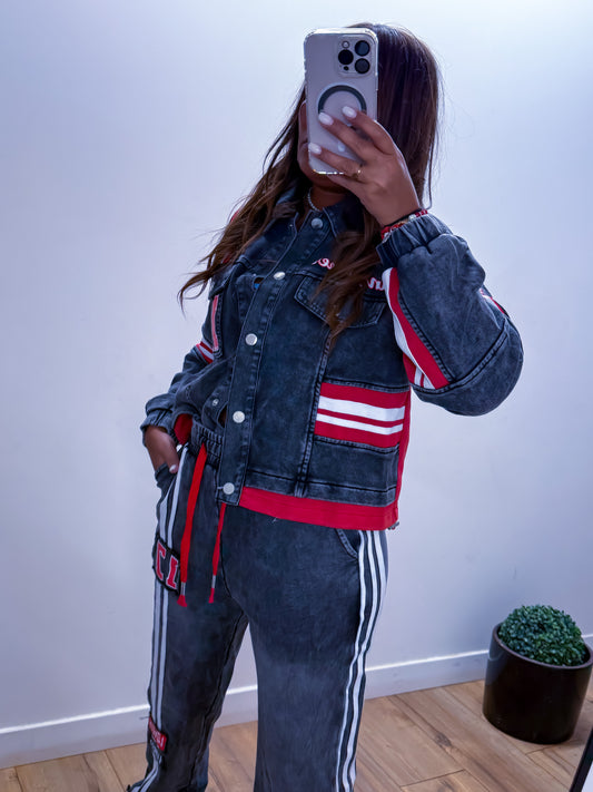 Ensemble en jean sportswear avec bandes rouges et blanches-exclusivité Mûzâ