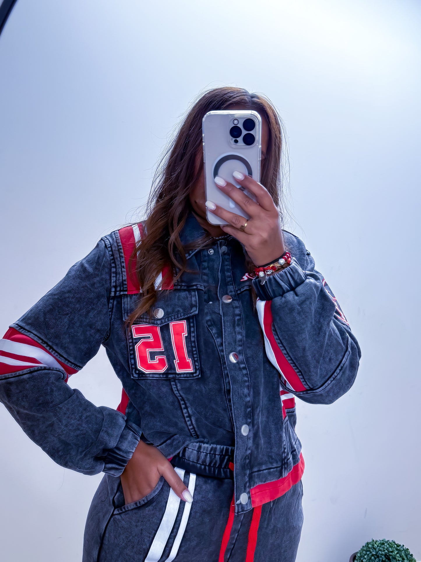 Ensemble en jean sportswear avec bandes rouges et blanches-exclusivité Mûzâ