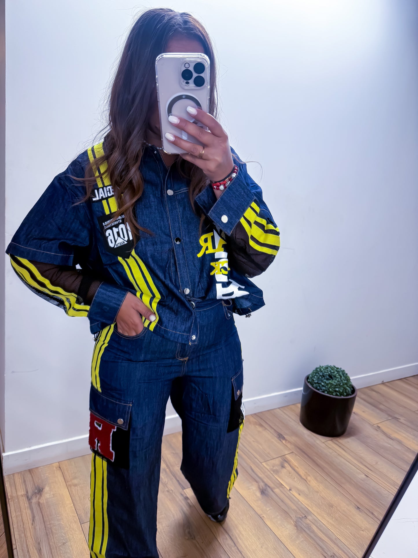 Ensemble en jean avec bandes jaunes et détails streetwear exclusivité Mûzâ