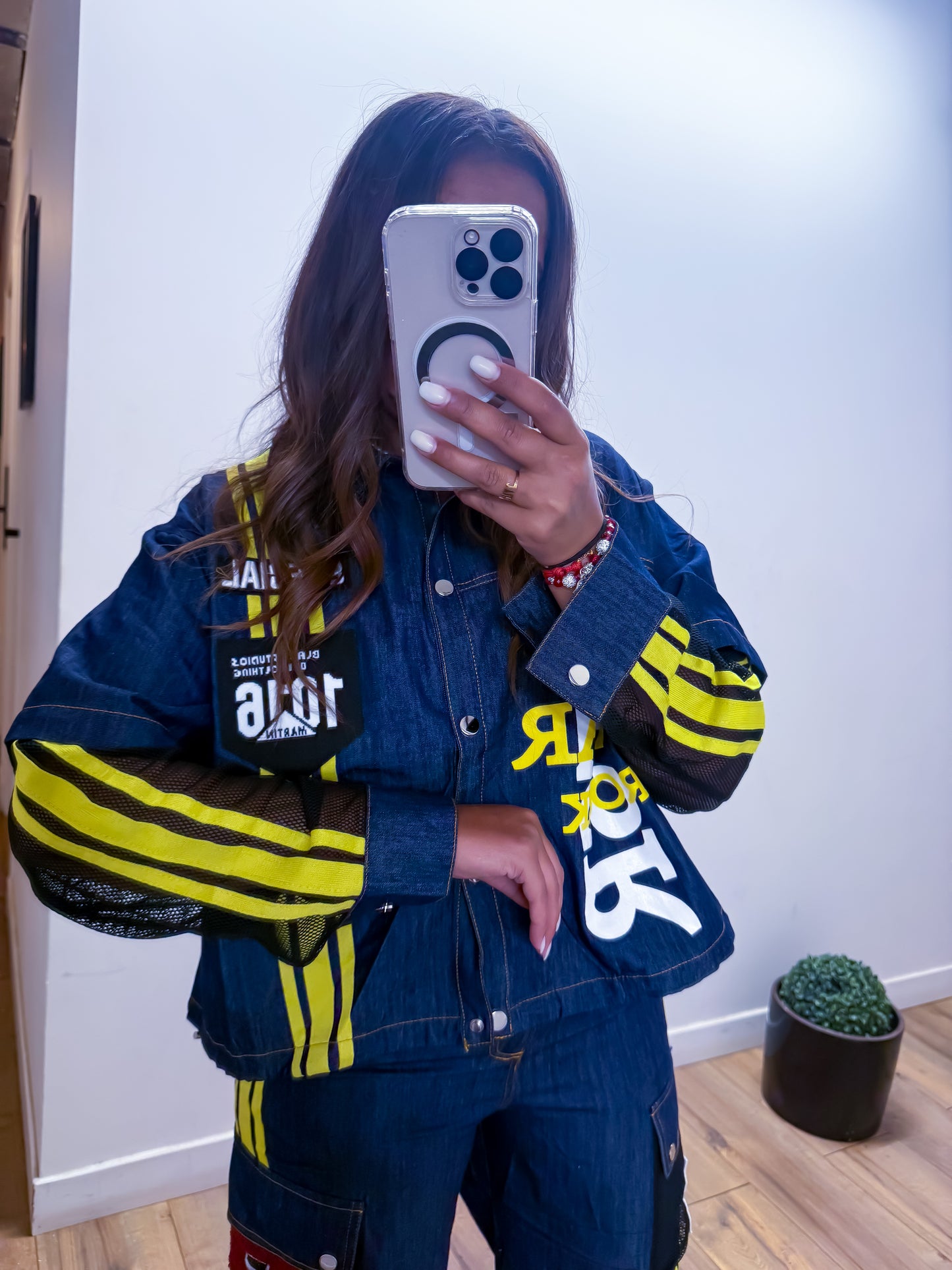 Ensemble en jean avec bandes jaunes et détails streetwear exclusivité Mûzâ