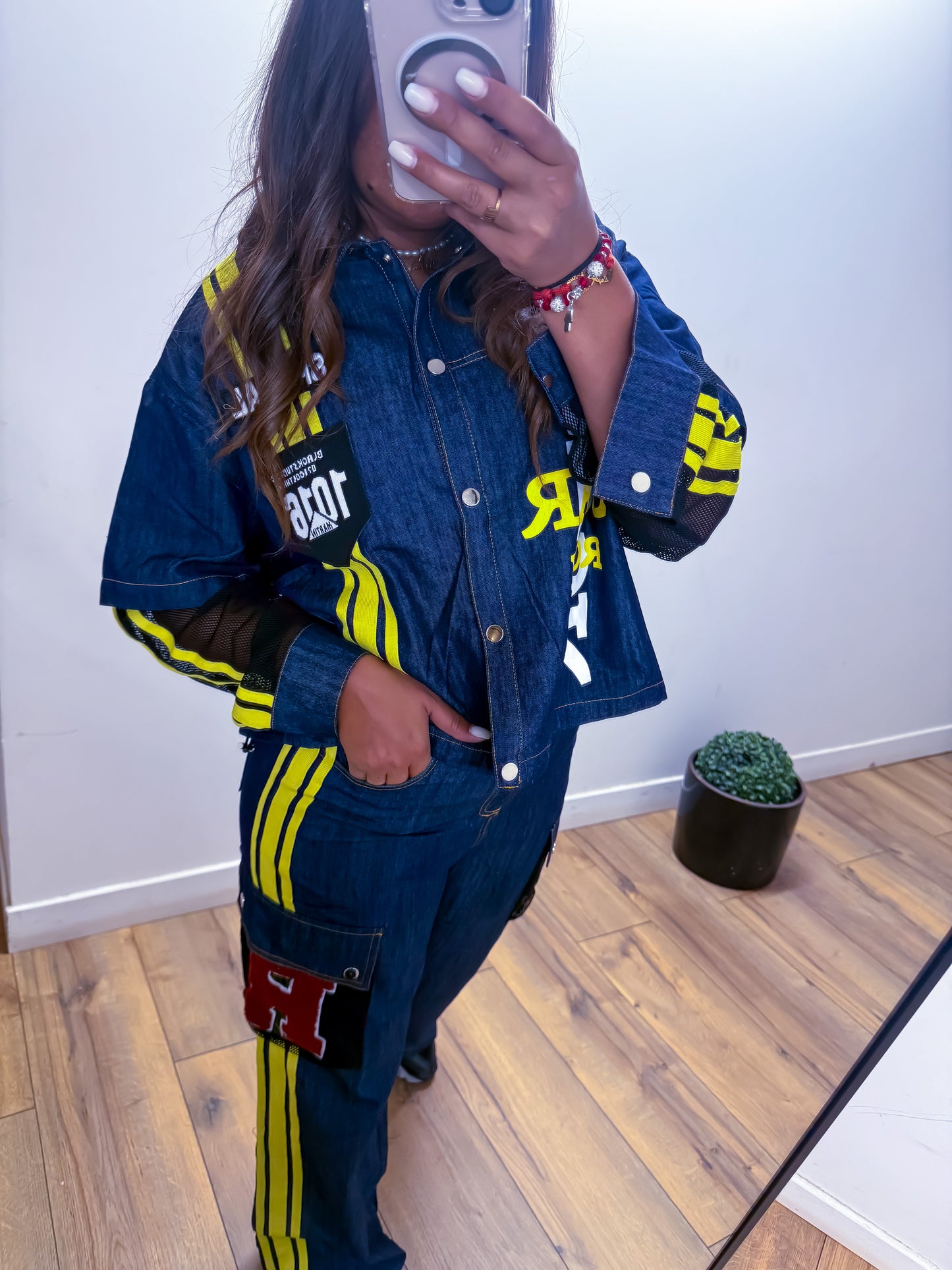 Ensemble en jean avec bandes jaunes et détails streetwear exclusivité Mûzâ