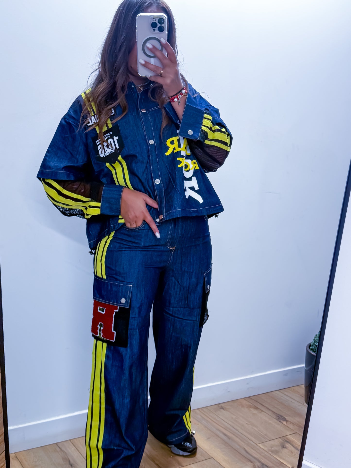 Ensemble en jean avec bandes jaunes et détails streetwear exclusivité Mûzâ