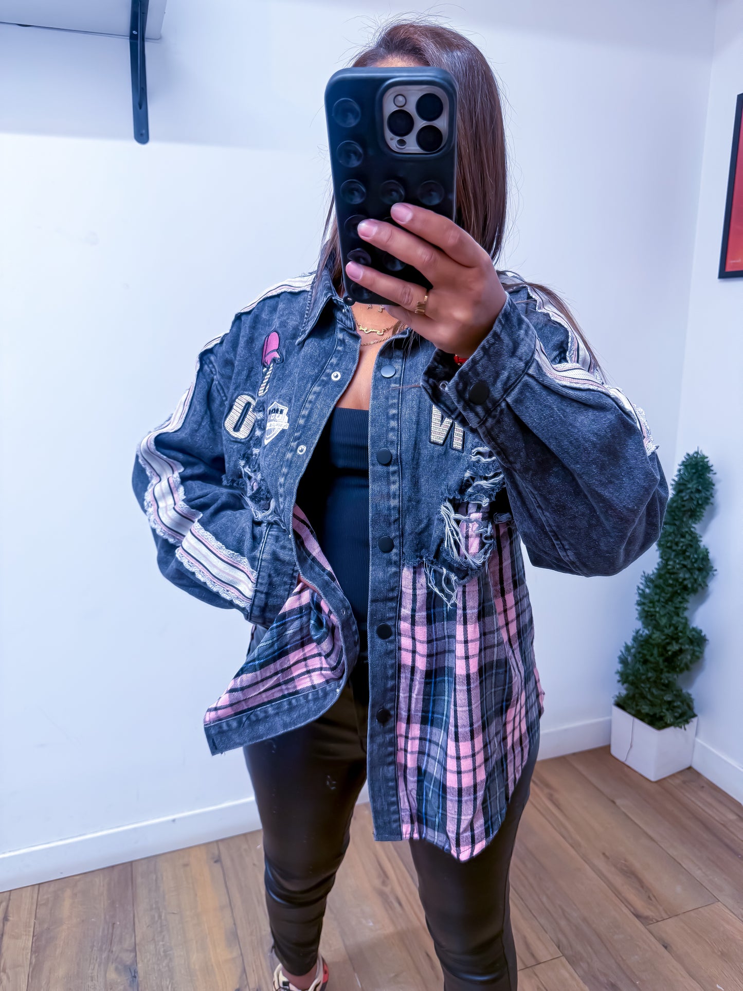 Exclusivité Mûzâ - Veste en Jean gris avec Badges et Détails Rose