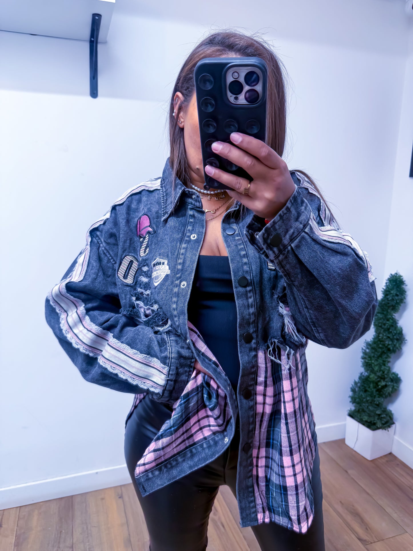Exclusivité Mûzâ - Veste en Jean gris avec Badges et Détails Rose