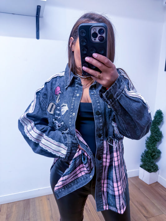 Exclusivité Mûzâ - Veste en Jean gris avec Badges et Détails Rose